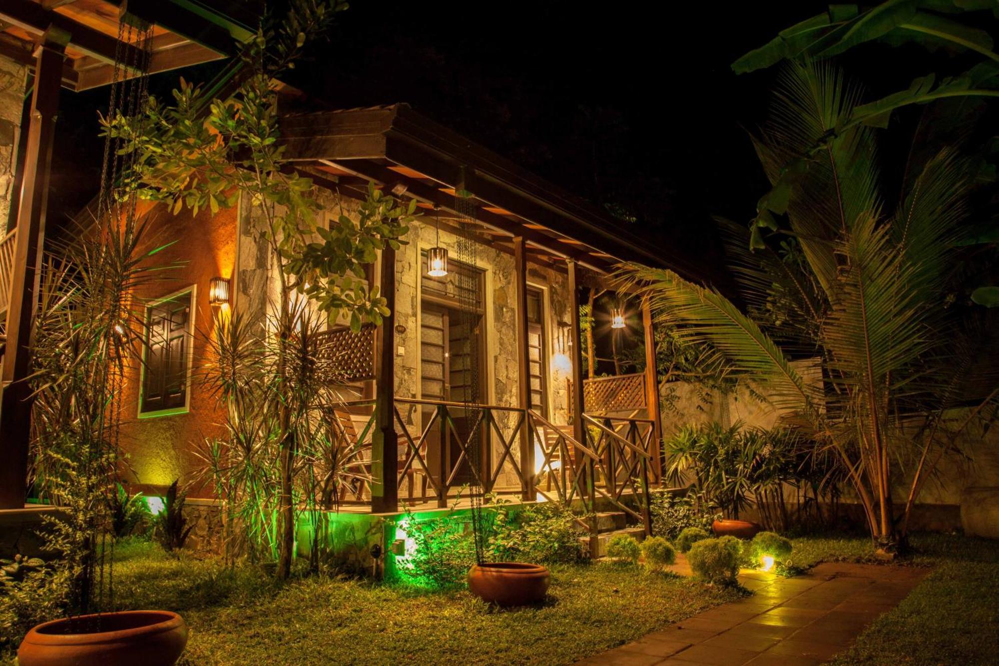 Villa Pinnawala & Restaurant Exterior photo