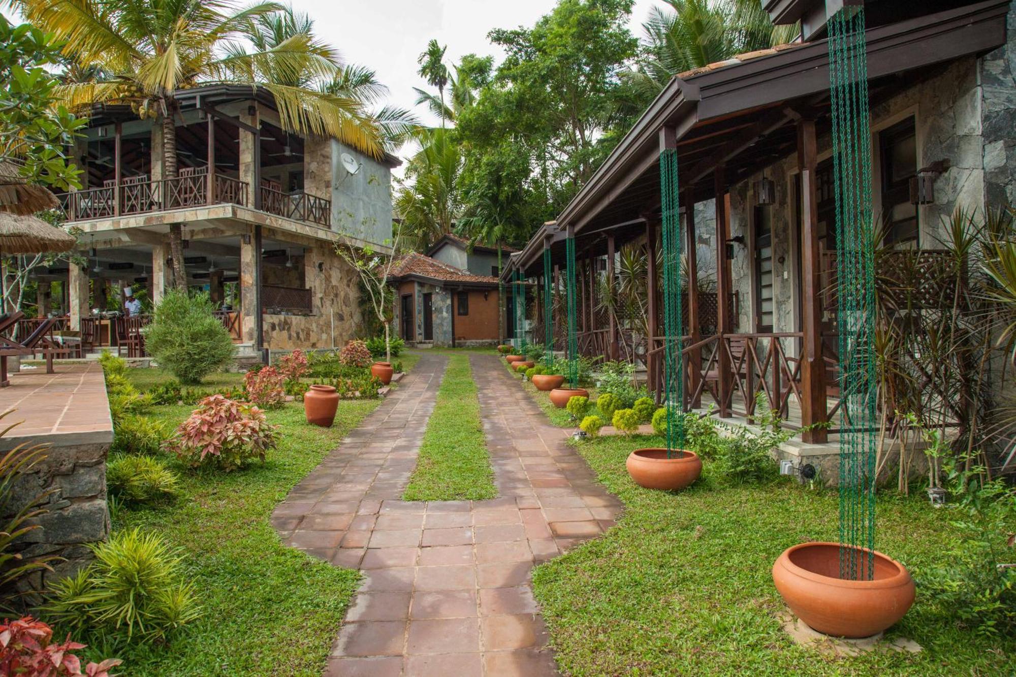 Villa Pinnawala & Restaurant Exterior photo