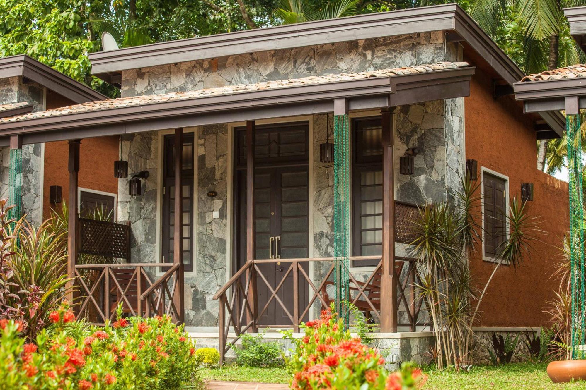 Villa Pinnawala & Restaurant Exterior photo