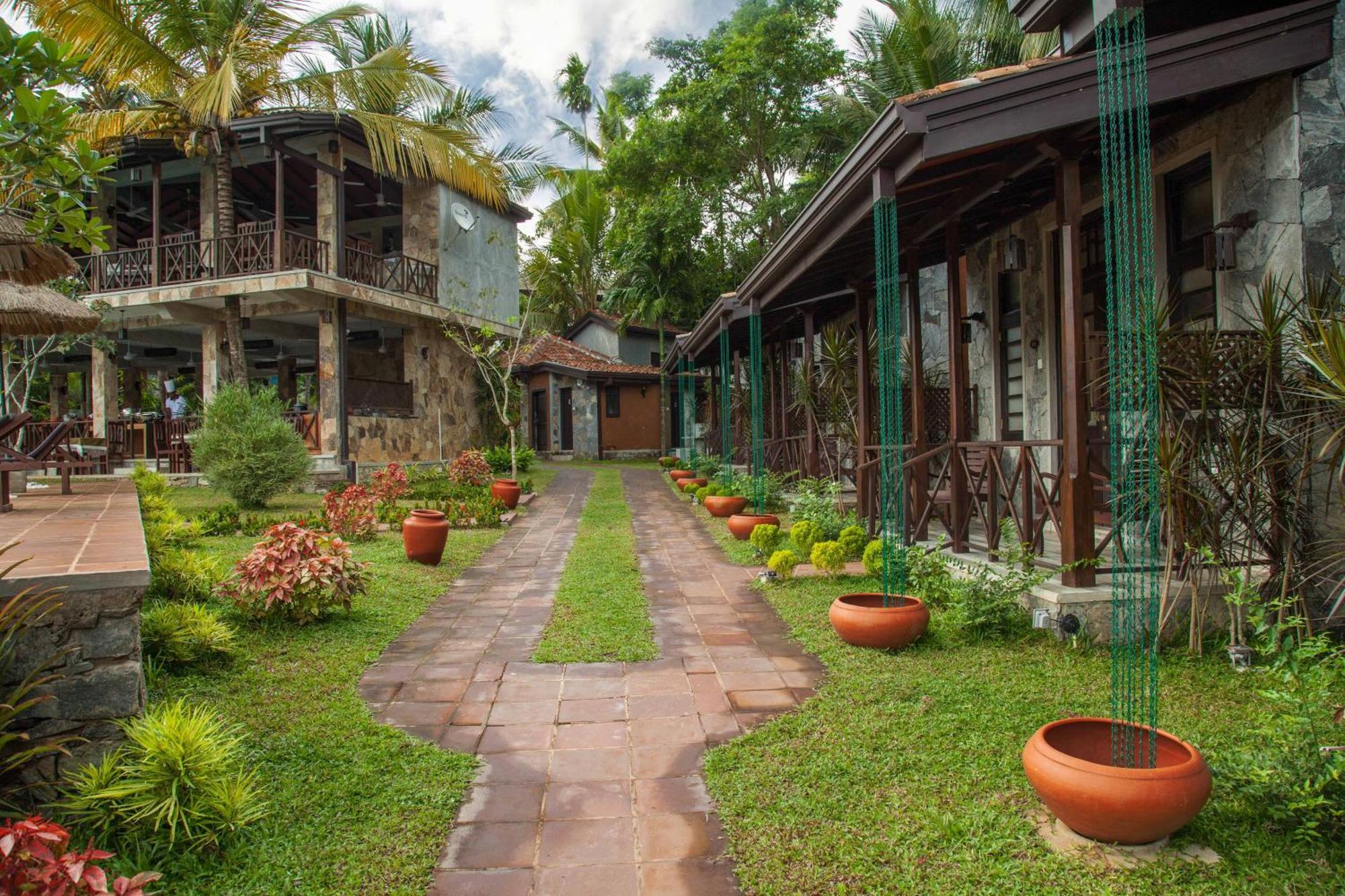 Villa Pinnawala & Restaurant Exterior photo