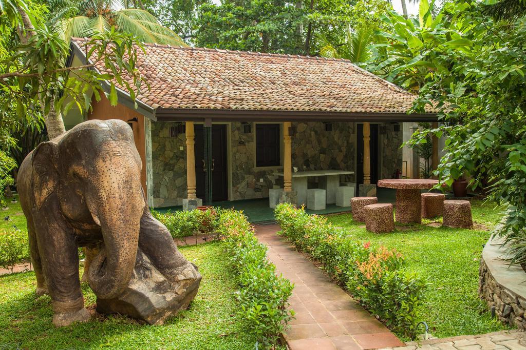 Villa Pinnawala & Restaurant Exterior photo